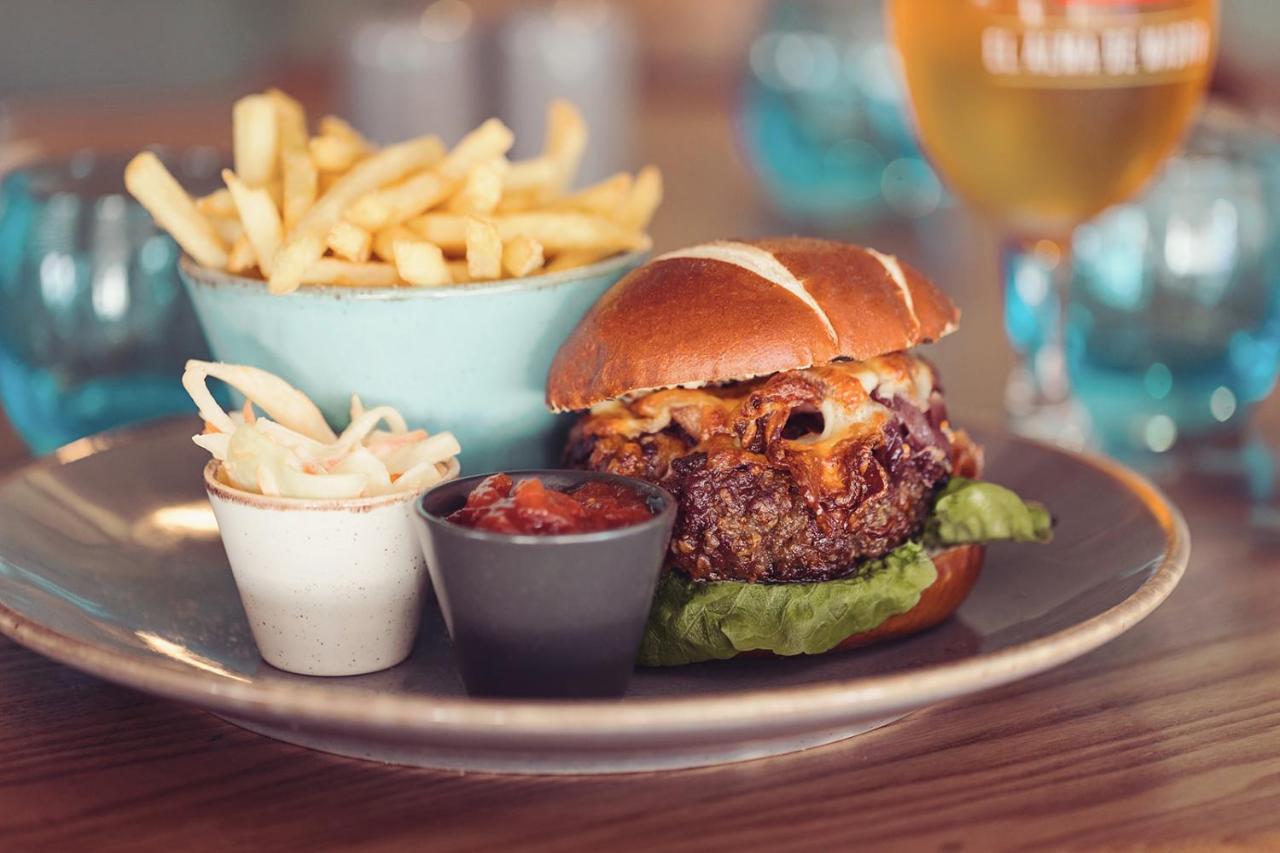 Longlands Inn & Cottages Карнфорт Екстериор снимка A burger at the restaurant