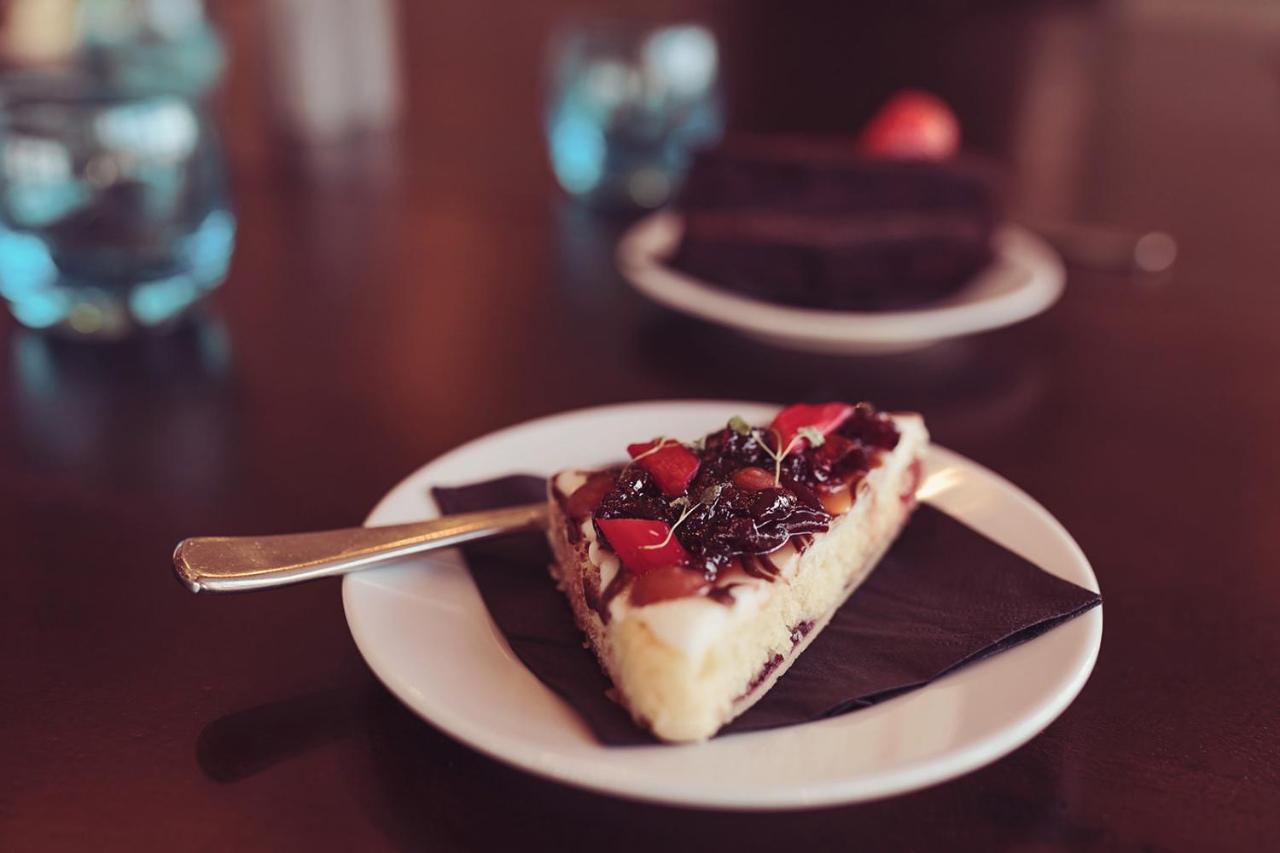Longlands Inn & Cottages Карнфорт Екстериор снимка A slice of strawberry shortcake