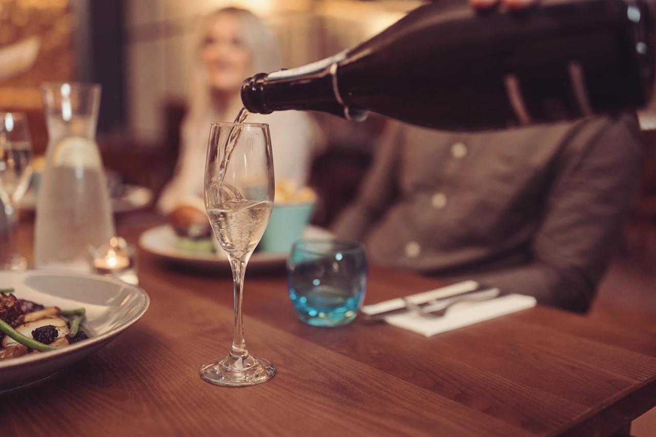 Longlands Inn & Cottages Карнфорт Екстериор снимка Champagne being poured