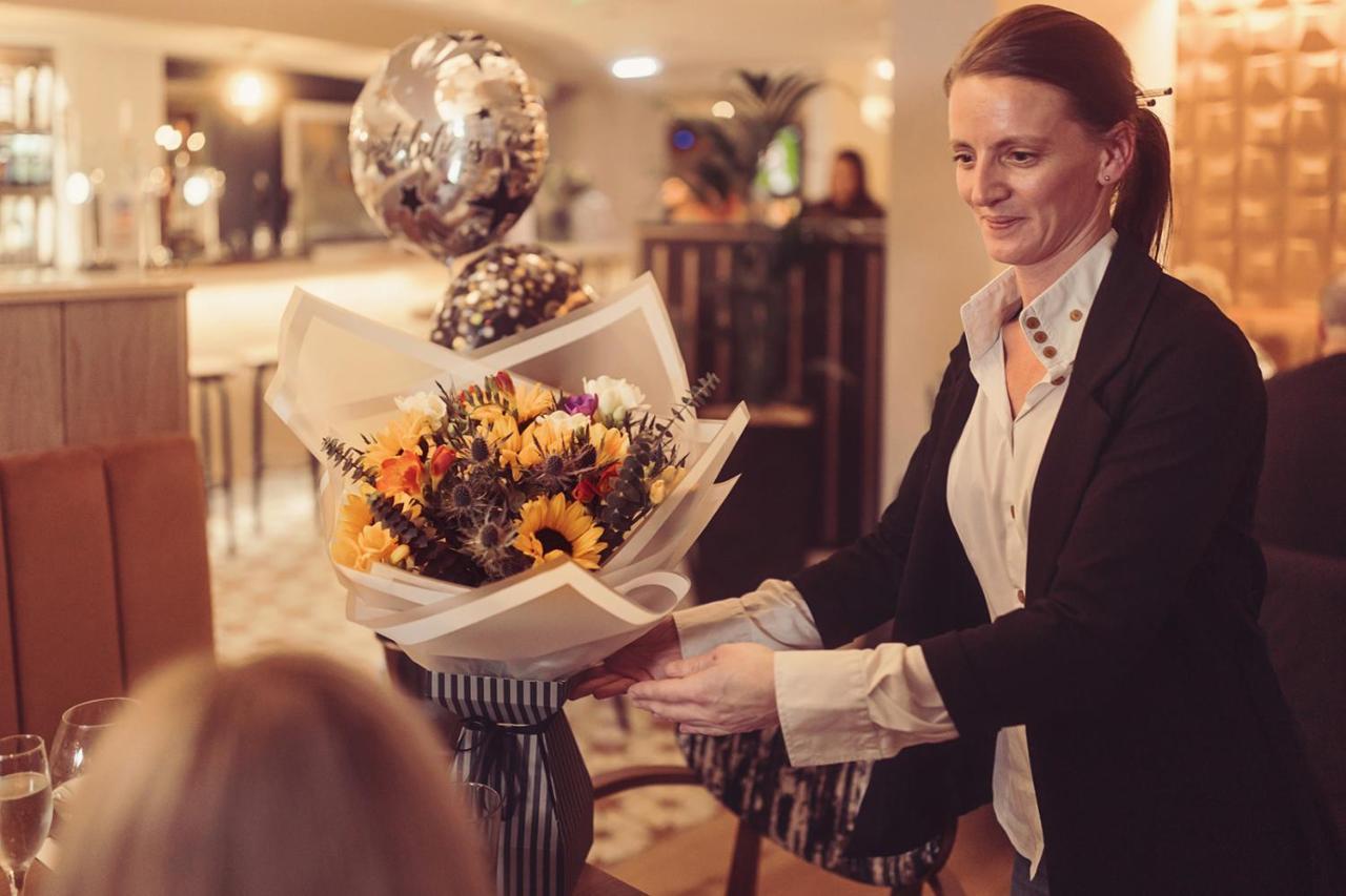 Longlands Inn & Cottages Карнфорт Екстериор снимка A concierge at work