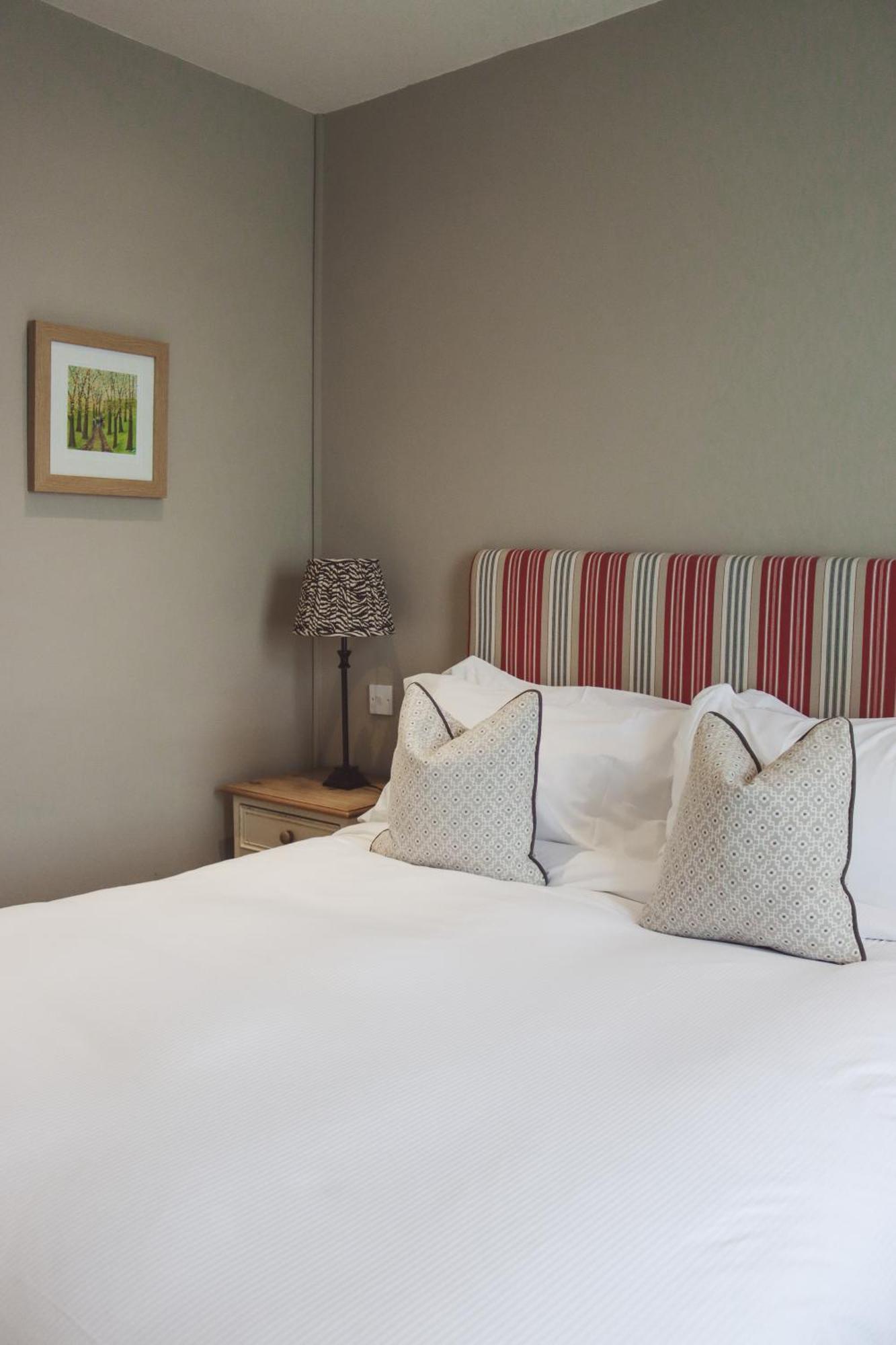 Longlands Inn & Cottages Карнфорт Екстериор снимка A bedroom at The Old Inn