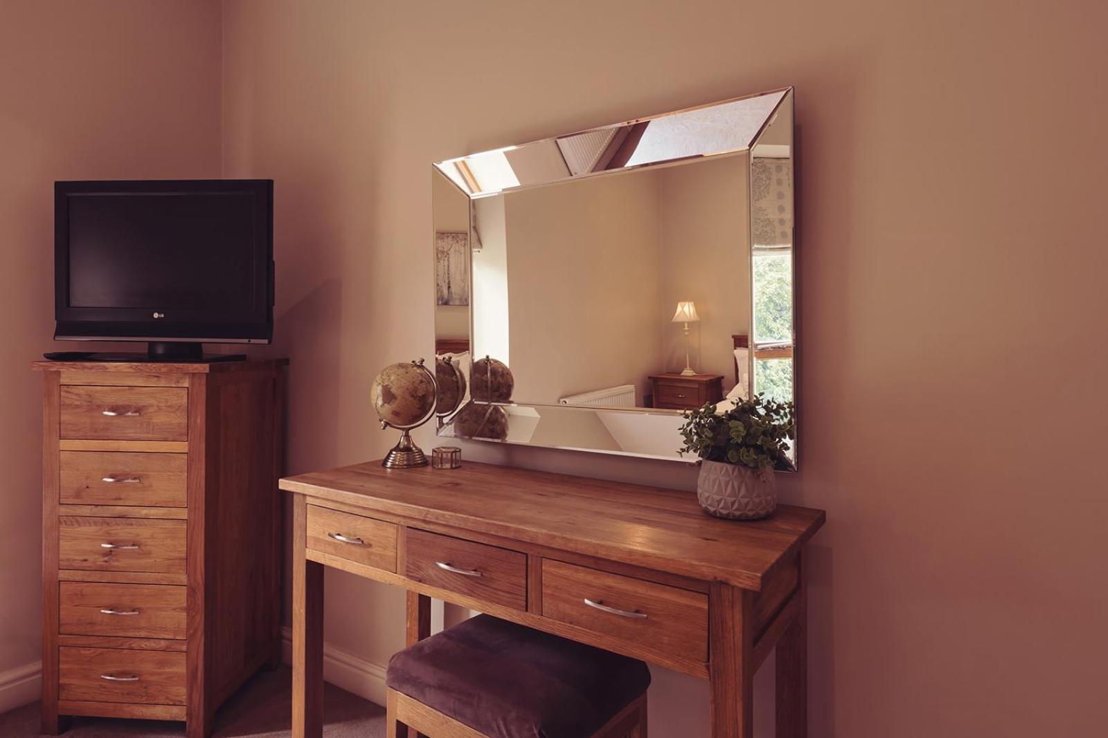 Longlands Inn & Cottages Карнфорт Екстериор снимка A dressing table with a mirror