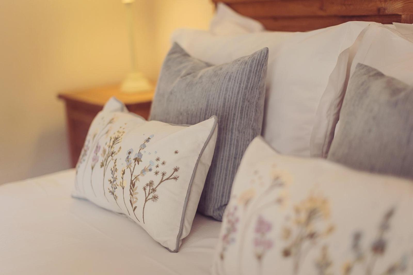 Longlands Inn & Cottages Карнфорт Екстериор снимка Pillows on a bed