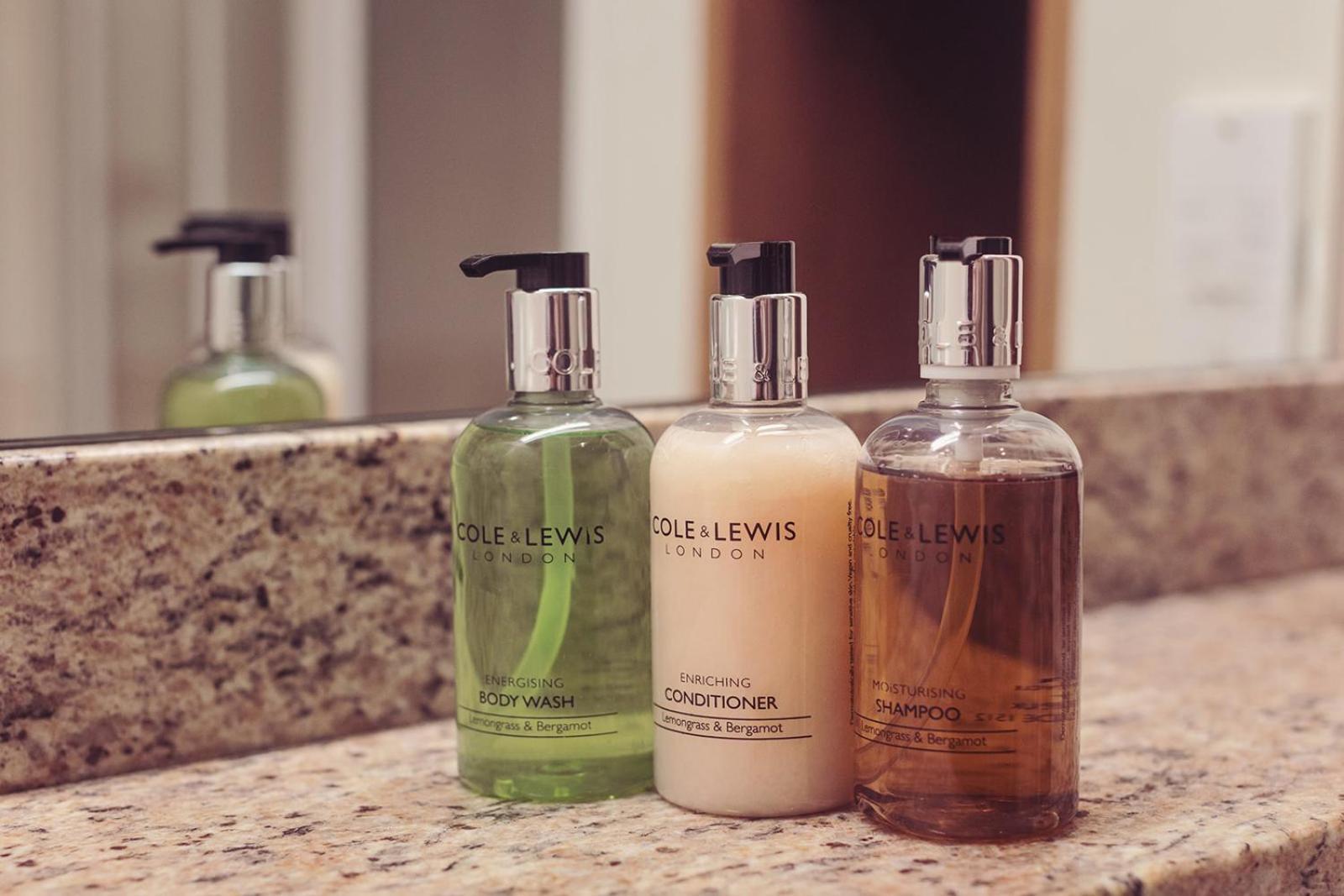 Longlands Inn & Cottages Карнфорт Екстериор снимка Soap, shampoo and body wash