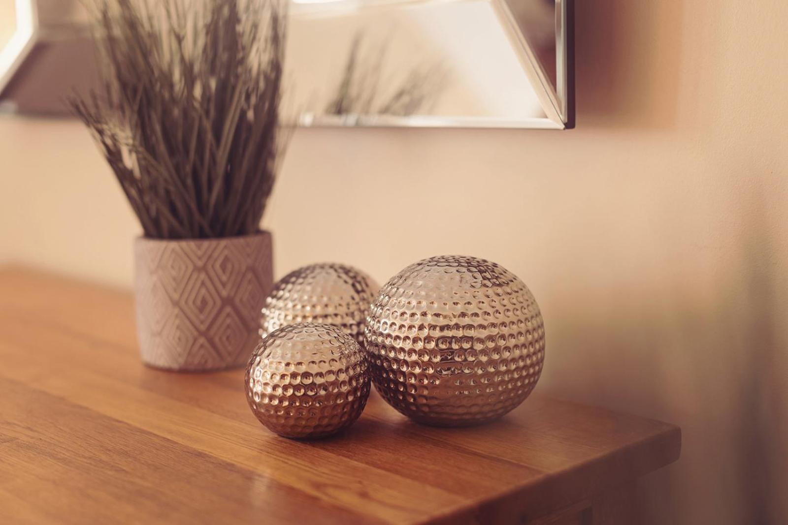 Longlands Inn & Cottages Карнфорт Екстериор снимка Orbs on a table