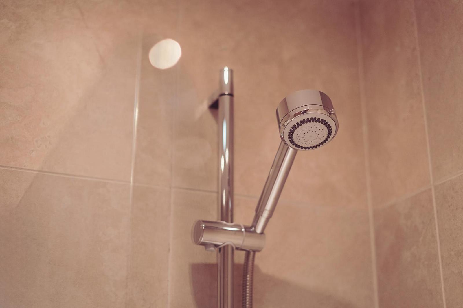 Longlands Inn & Cottages Карнфорт Екстериор снимка A shower head