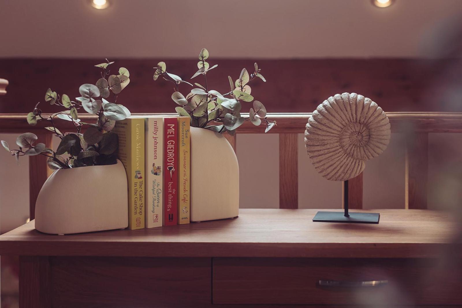Longlands Inn & Cottages Карнфорт Екстериор снимка A 3D rendering of a bookshelf