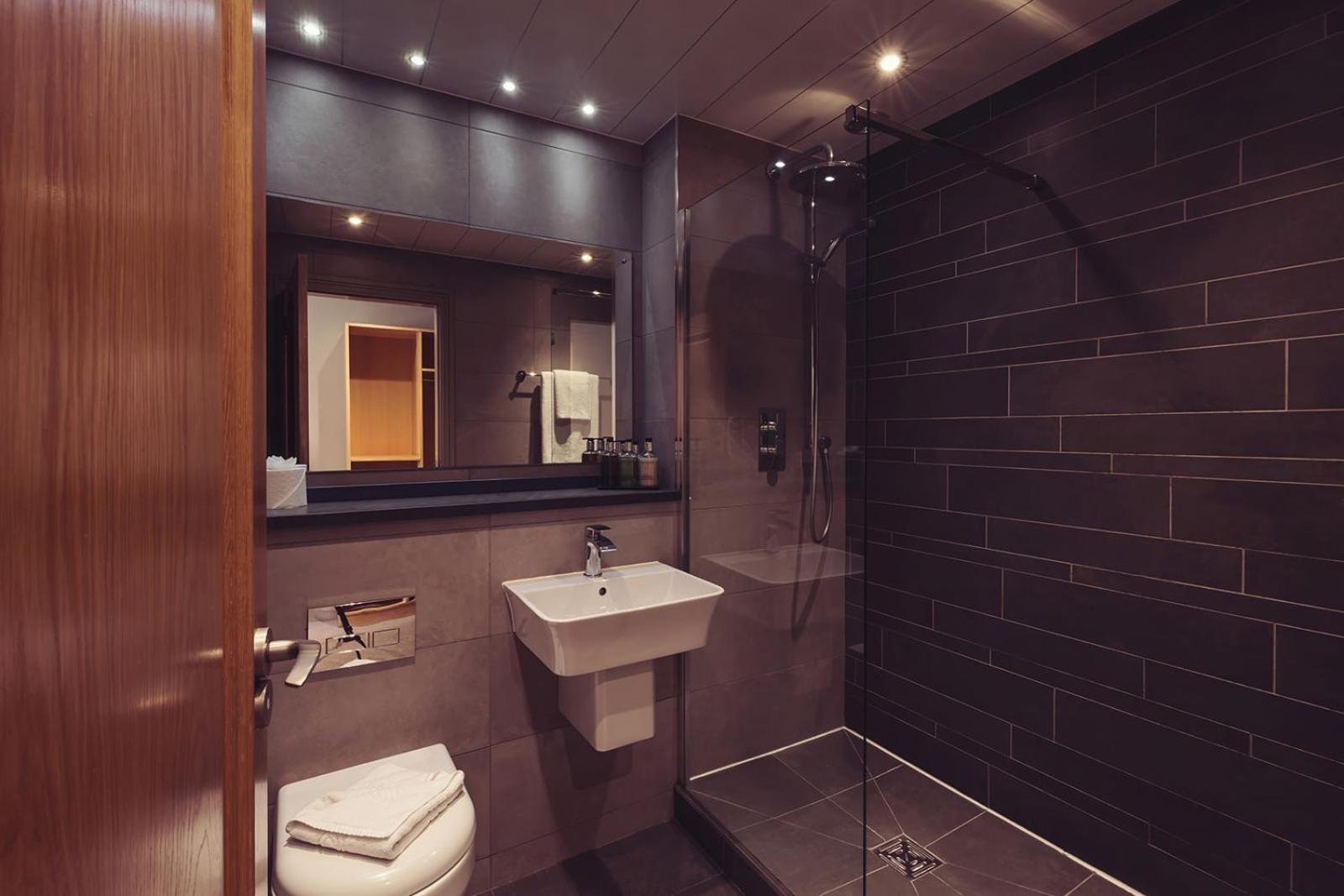 Longlands Inn & Cottages Карнфорт Екстериор снимка A wet room