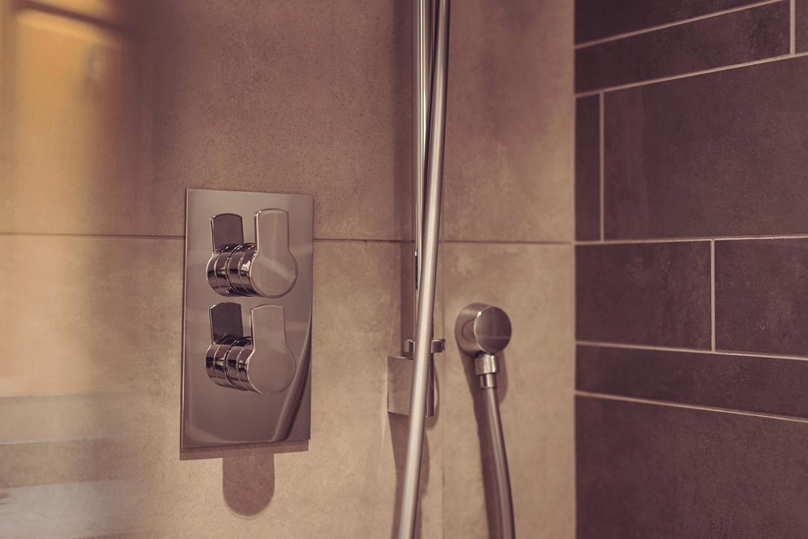 Longlands Inn & Cottages Карнфорт Екстериор снимка A shower