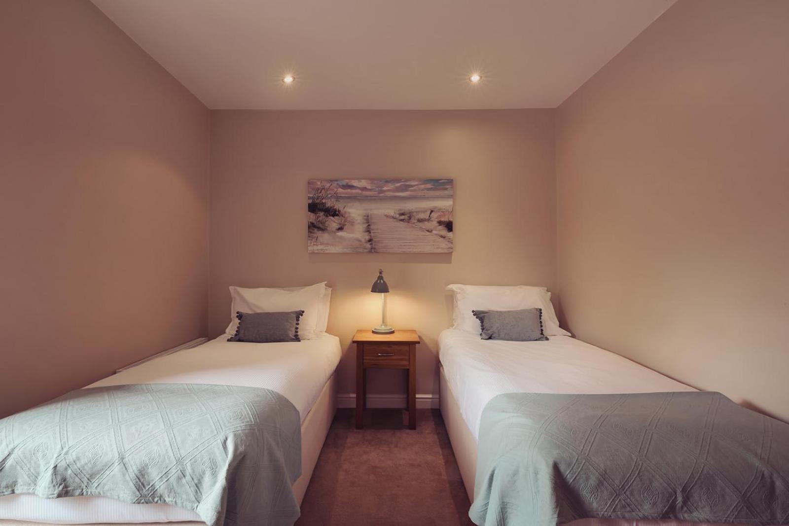 Longlands Inn & Cottages Карнфорт Екстериор снимка A twin bedroom