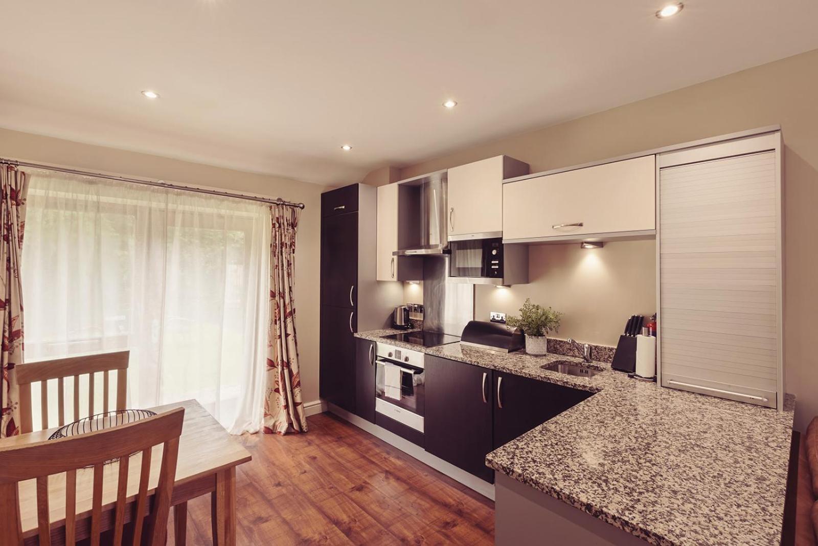 Longlands Inn & Cottages Карнфорт Екстериор снимка A modern kitchen