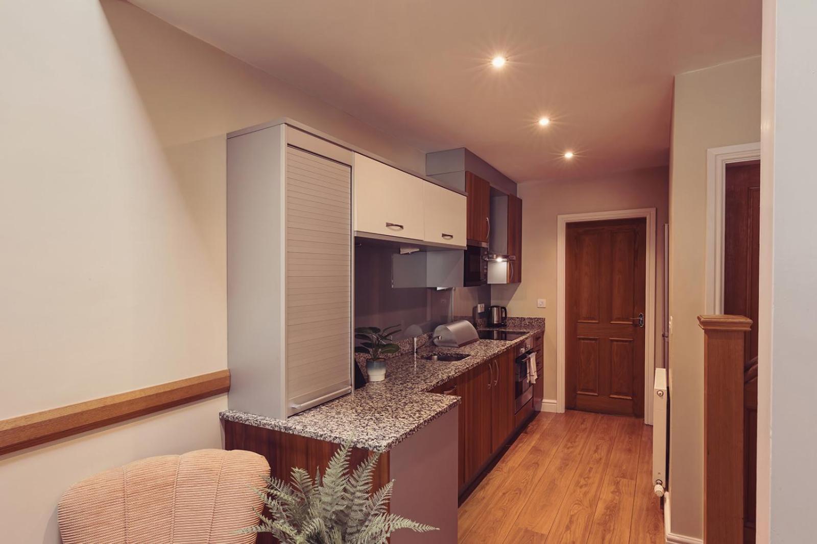 Longlands Inn & Cottages Карнфорт Екстериор снимка A typical studio apartment