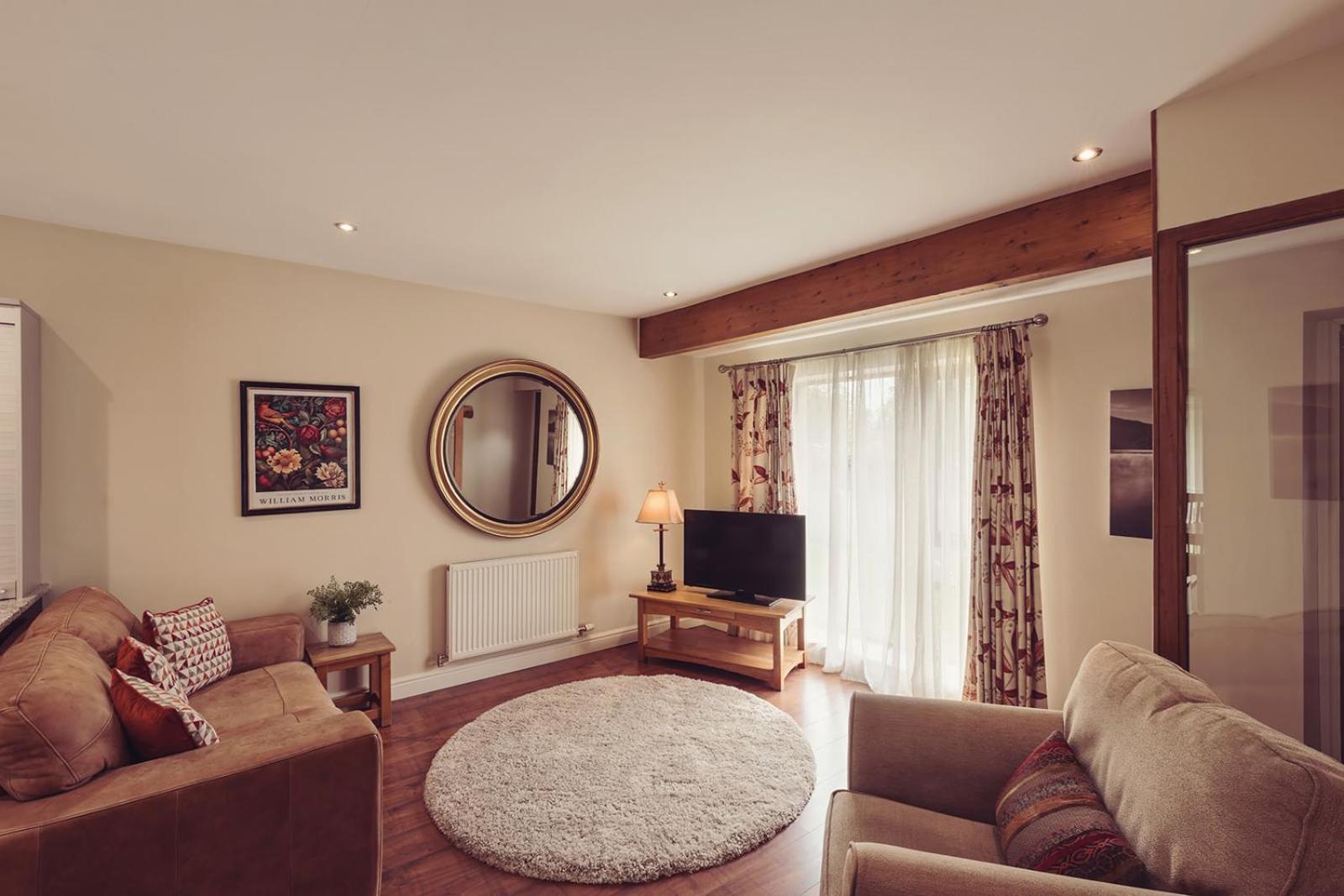 Longlands Inn & Cottages Карнфорт Екстериор снимка A living room in a typical apartment