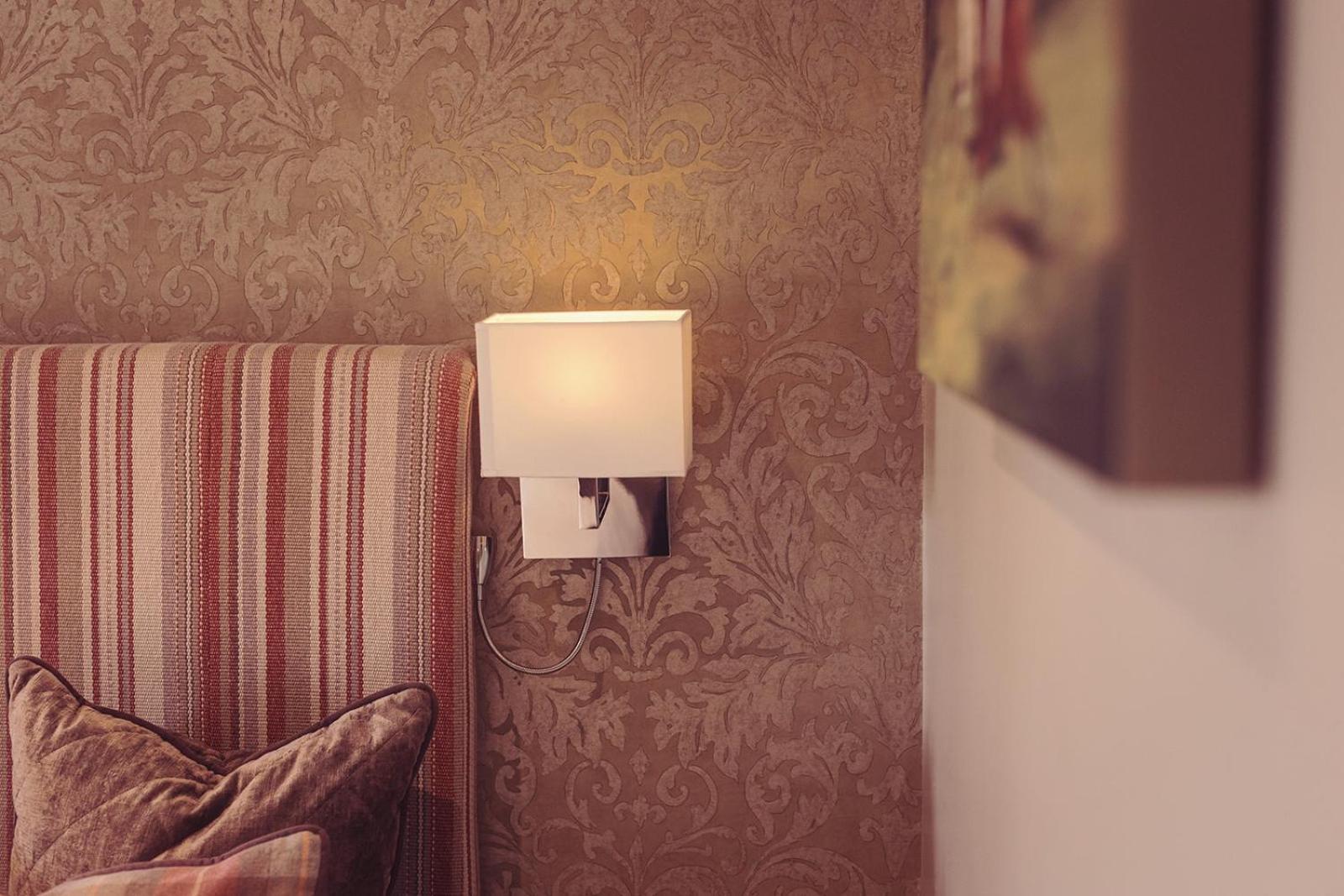 Longlands Inn & Cottages Карнфорт Екстериор снимка A wall light