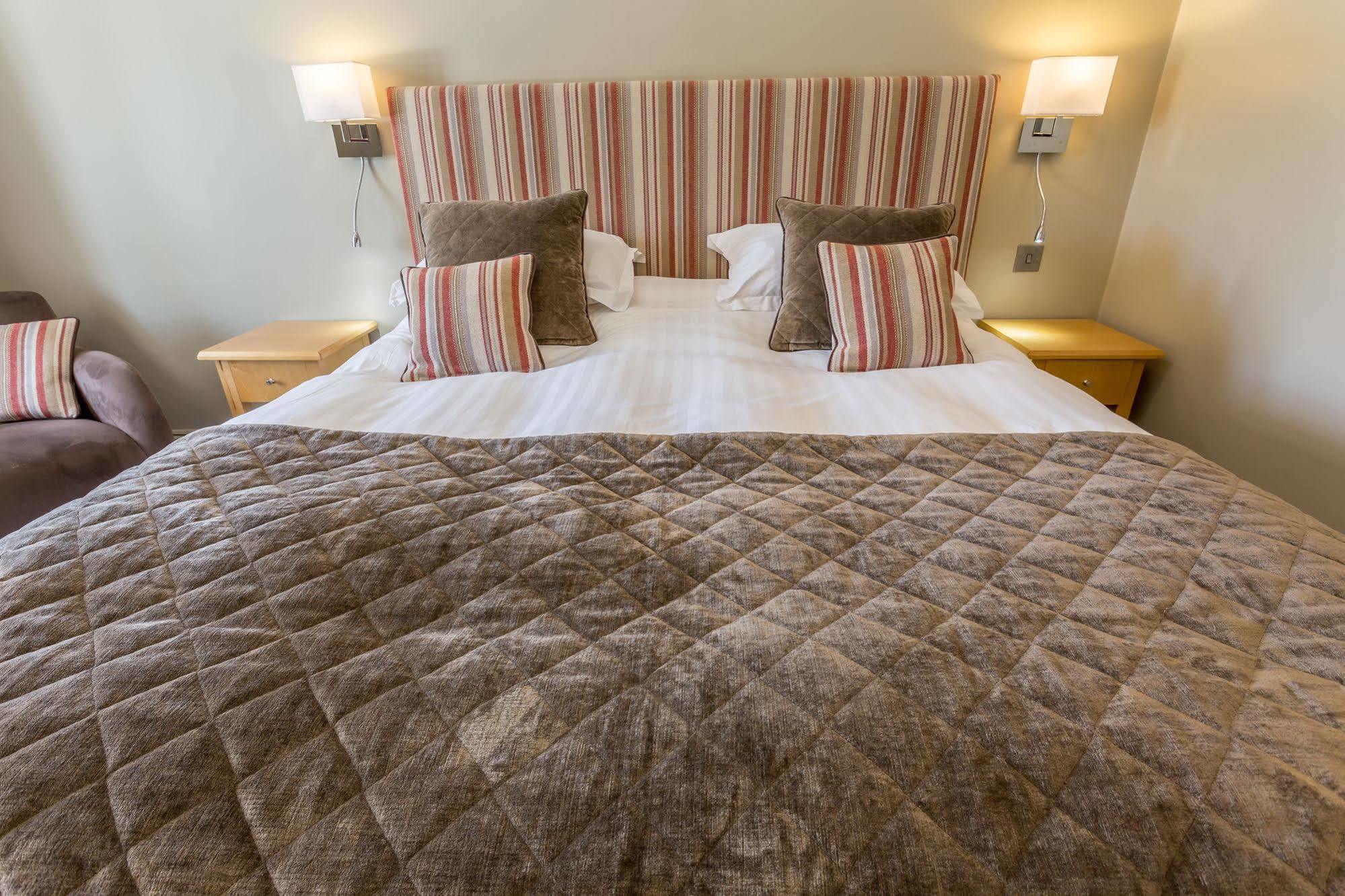 Longlands Inn & Cottages Карнфорт Екстериор снимка A bed with a duvet